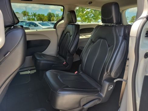 Used 2023 Chrysler Pacifica Touring-L FWD image 12