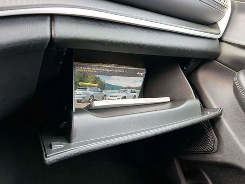 Used 2023 Jeep Grand Cherokee Laredo image 32