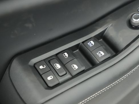 New 2025 Jeep Grand Cherokee Altitude image 9