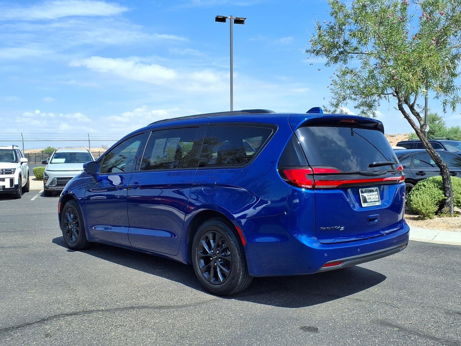 Used 2021 Chrysler Pacifica Touring w/ S Appearance Package FWD image 4