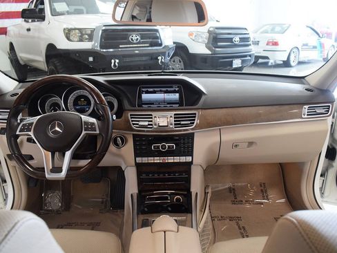 Used 2014 Mercedes-Benz E 550 4MATIC Sedan image 24