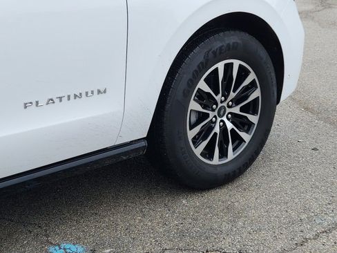 Used 2025 Ford Expedition Platinum image 5