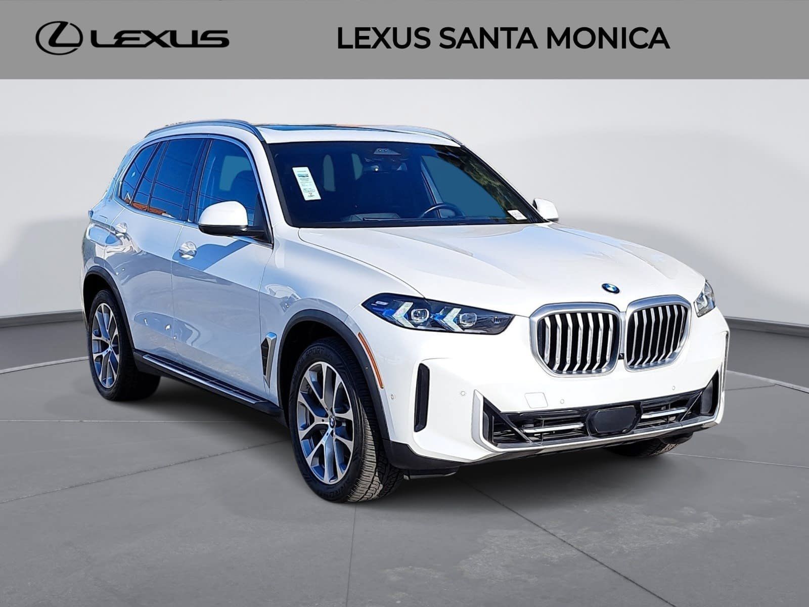 Used 2024 BMW X5 xDrive40i w/ Premium Package AWD/4WD image 3