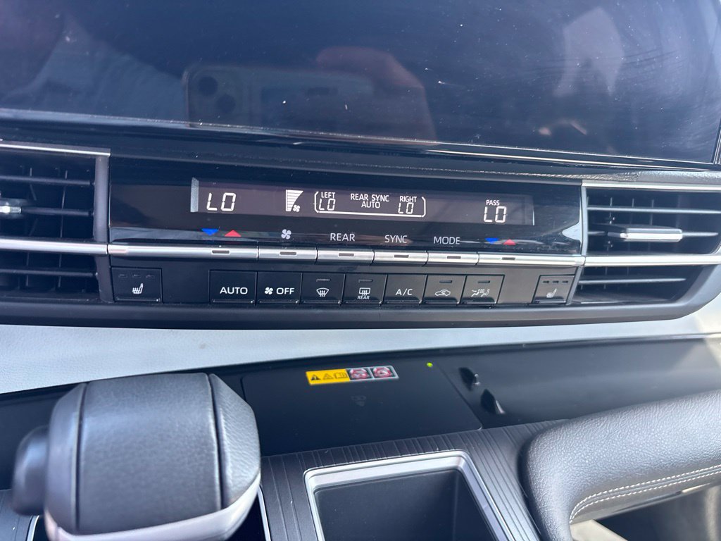 Used 2025 Toyota Sienna XLE FWD image 27