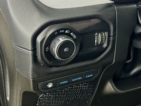 Used 2025 Jeep Wrangler Unlimited Sahara image 14