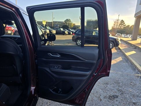 Used 2024 Jeep Grand Cherokee Laredo image 18