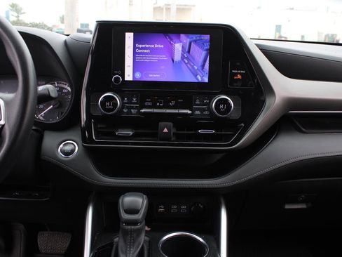 Used 2023 Toyota Highlander L image 11
