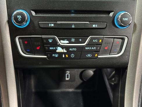 Used 2017 Ford Fusion SE w/ Fusion SE Technology Package AWD/4WD image 20