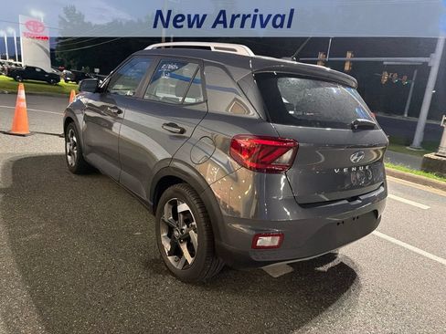 Used 2025 Hyundai Venue SEL FWD image 8