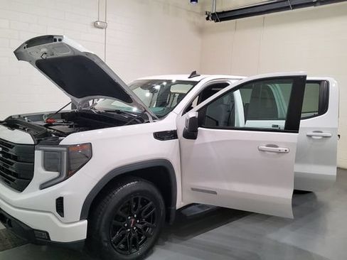 Used 2022 GMC Sierra 1500 Elevation w/ LPO, Elevation Black Package AWD/4WD image 12