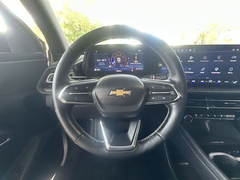 Used 2025 Chevrolet Traverse LT FWD image 15