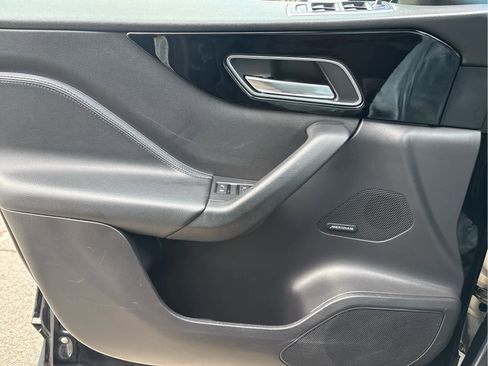Used 2020 Jaguar F-PACE Premium image 30
