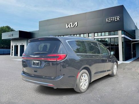 Used 2022 Chrysler Pacifica Touring-L FWD image 8