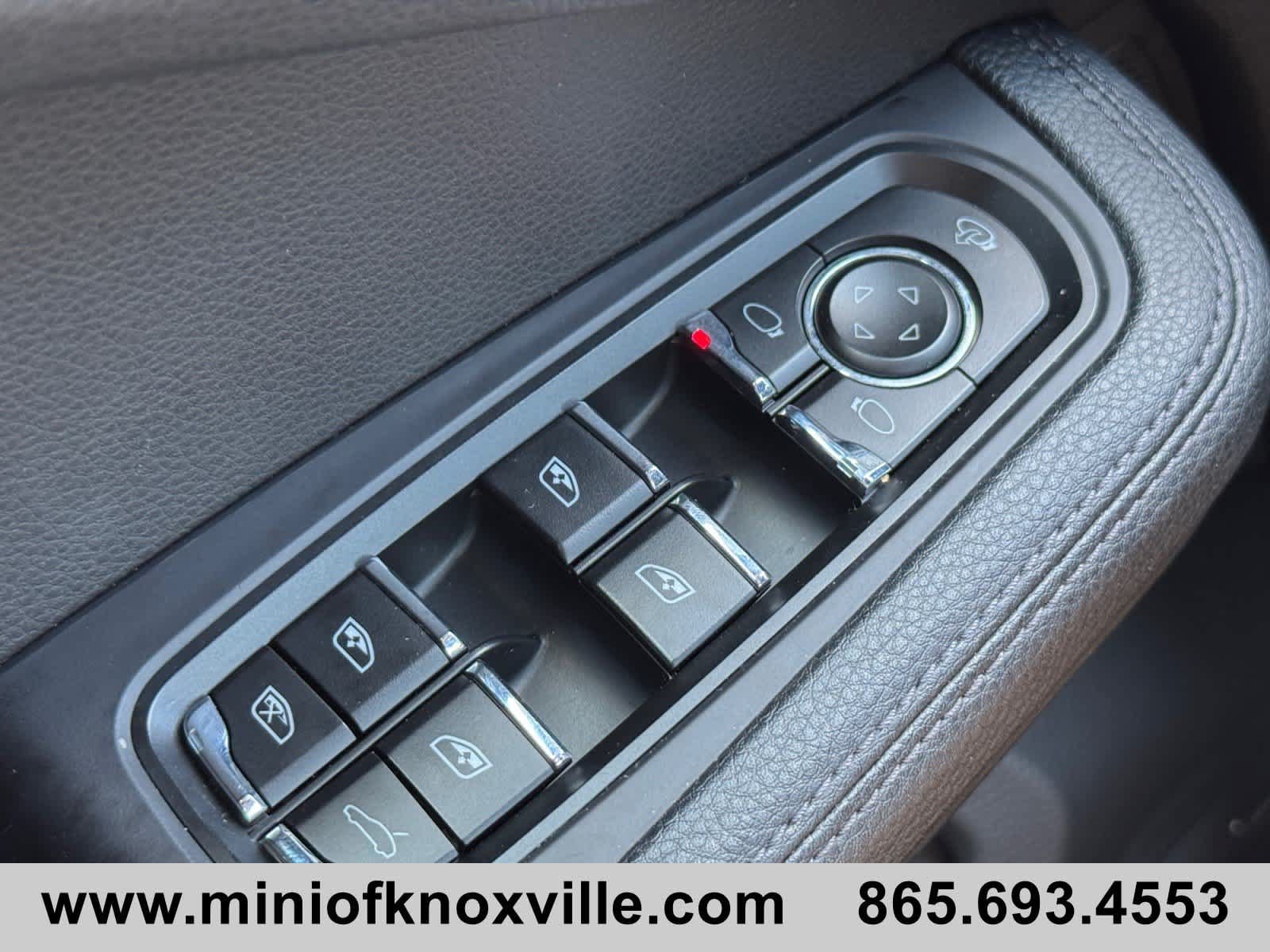 Used 2024 Porsche Macan AWD/4WD image 18