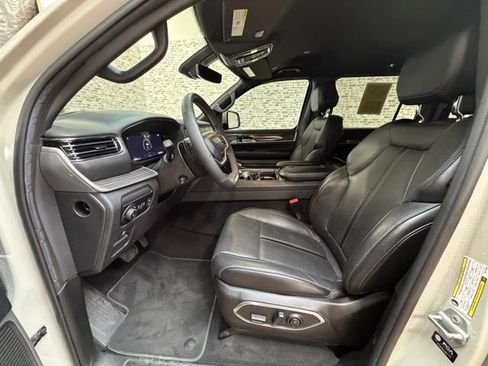 Used 2022 Jeep Wagoneer Series III w/ Flexible Seating Group AWD/4WD image 20