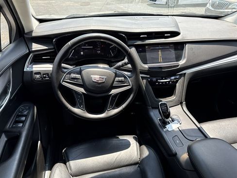 Used 2017 Cadillac XT5 Luxury w/ Driver Awareness Package FWD image 9