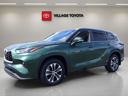 Certified 2025 Toyota Highlander XLE image 1