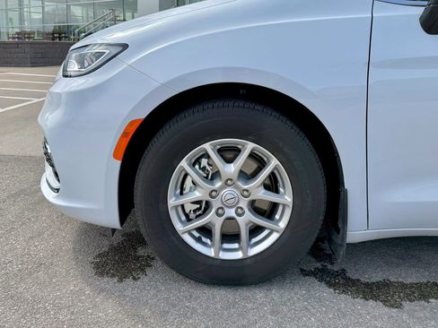Used 2026 Chrysler Pacifica Select image 30