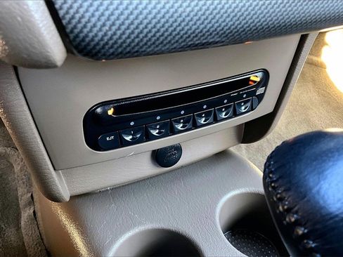 Used 2004 Chrysler Sebring LXi image 32