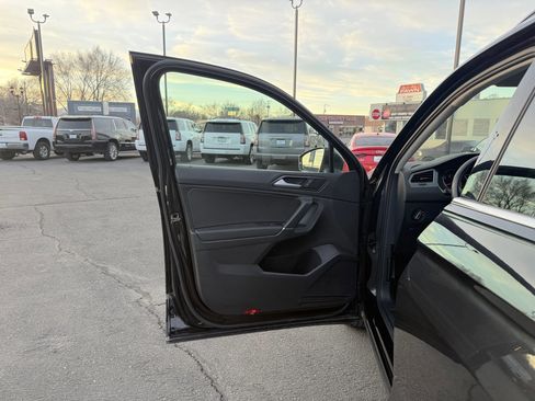 Used 2018 Volkswagen Tiguan SE image 12