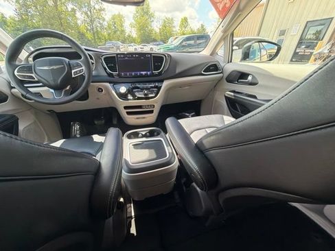 Used 2024 Chrysler Pacifica Touring-L FWD image 15