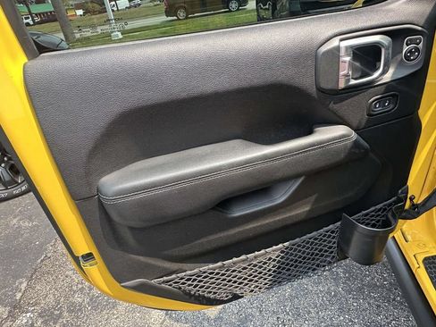 Used 2019 Jeep Wrangler Unlimited Sahara w/ Uconnect 4C Nav & Sound Group AWD/4WD image 16