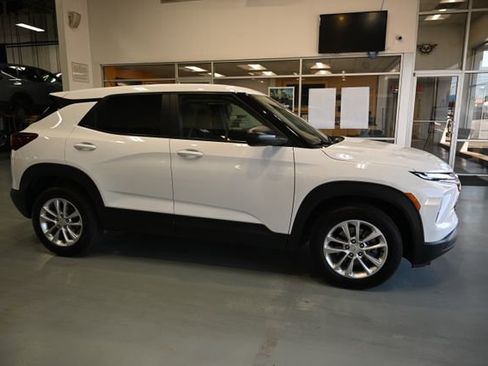 Used 2024 Chevrolet TrailBlazer LS w/ LS Convenience Package FWD image 4