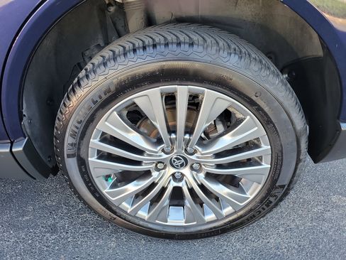 Used 2021 Toyota Venza XLE image 34