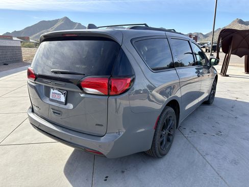 Used 2020 Chrysler Pacifica Touring-L image 5