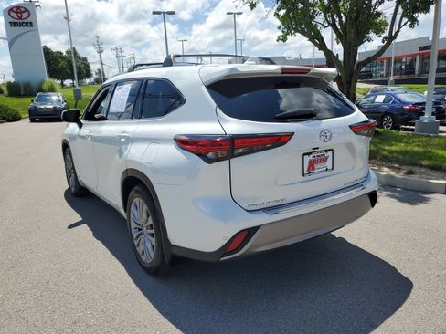 Used 2022 Toyota Highlander Platinum AWD/4WD image 3