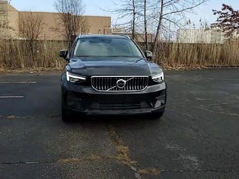 Used 2025 Volvo XC40 B5 Core image 4