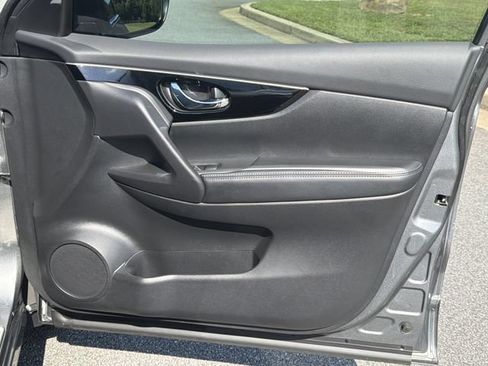 Used 2018 Nissan Rogue Sport SL FWD image 16