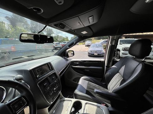 Used 2017 Dodge Grand Caravan SXT w/ Driver Convenience Group FWD image 19