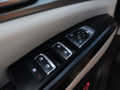 Used 2023 Kia Carnival LX FWD image 29
