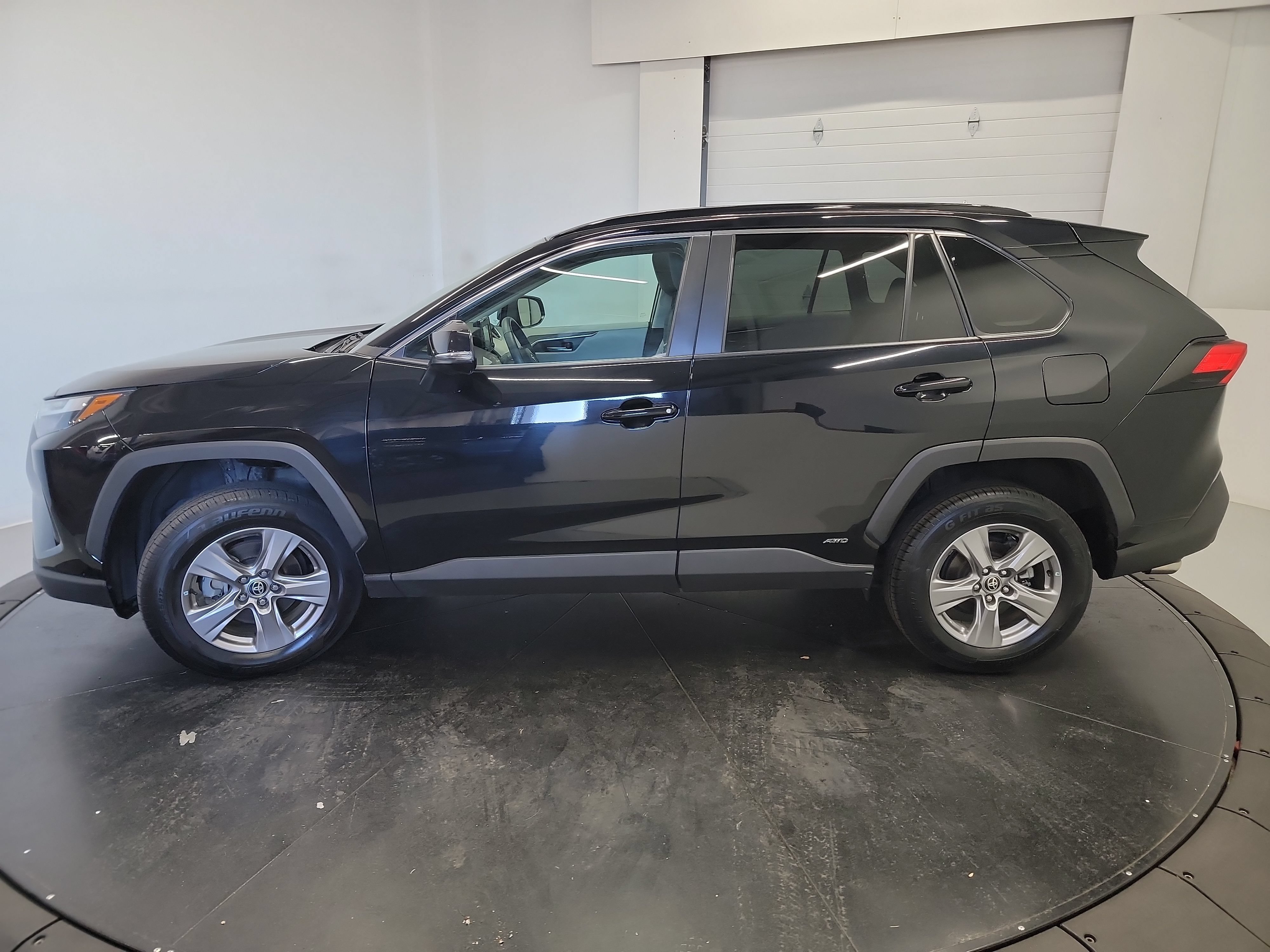 Used 2022 Toyota RAV4 XLE w/ Convenience Package AWD/4WD image 4