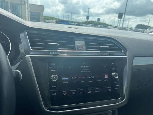 Used 2018 Volkswagen Tiguan SE w/ Panoramic Sunroof Package FWD image 21