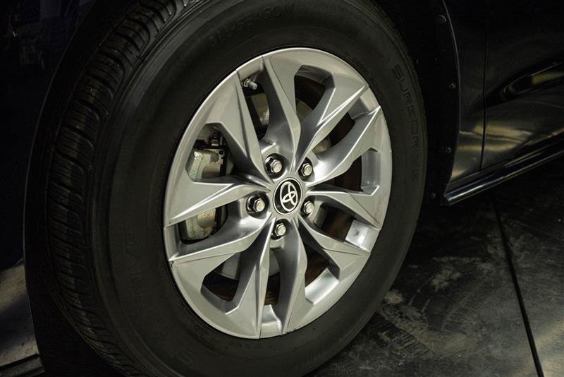 Used 2023 Toyota Sienna XLE FWD image 3