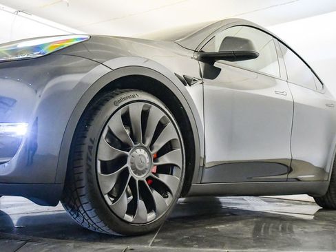 Used 2024 Tesla Model Y Performance image 9