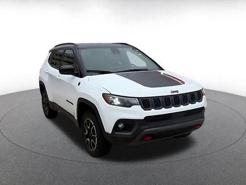 Used 2025 Jeep Compass Trailhawk AWD/4WD image 3