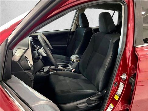Used 2018 Toyota RAV4 LE FWD image 27