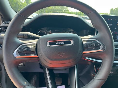 Used 2023 Jeep Compass Latitude w/ Convenience Group AWD/4WD image 16