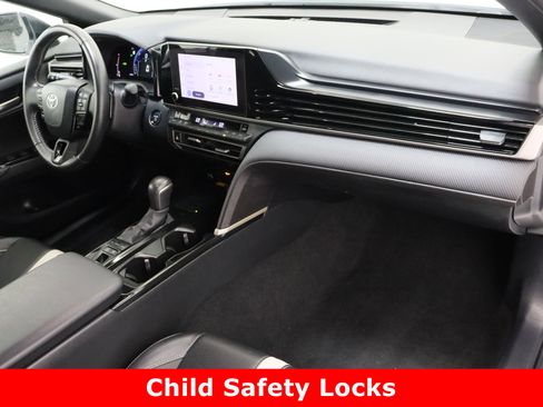 Used 2025 Toyota Camry SE image 36