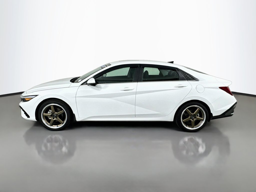 Certified 2025 Hyundai Elantra Limited FWD image 8