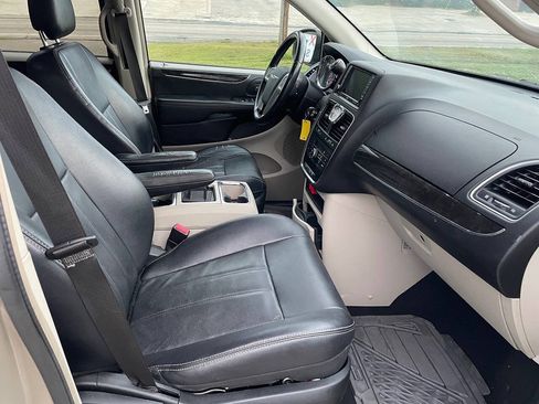 Used 2013 Chrysler Town & Country Touring FWD image 9