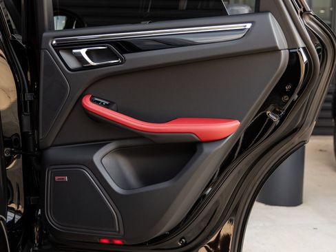 Certified 2025 Porsche Macan AWD/4WD image 38