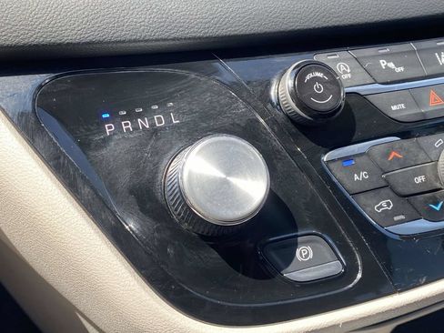 Used 2023 Chrysler Pacifica Touring-L FWD image 27