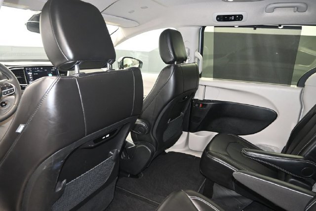 Used 2024 Chrysler Pacifica Touring-L FWD image 12