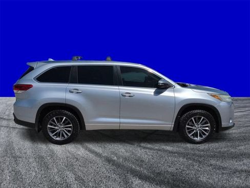 Used 2018 Toyota Highlander XLE AWD/4WD image 3