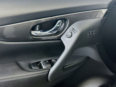 Used 2018 Nissan Rogue SV w/ Premium Package image 15