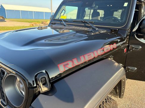 Used 2025 Jeep Wrangler Unlimited Rubicon w/ Convenience Group AWD/4WD image 27
